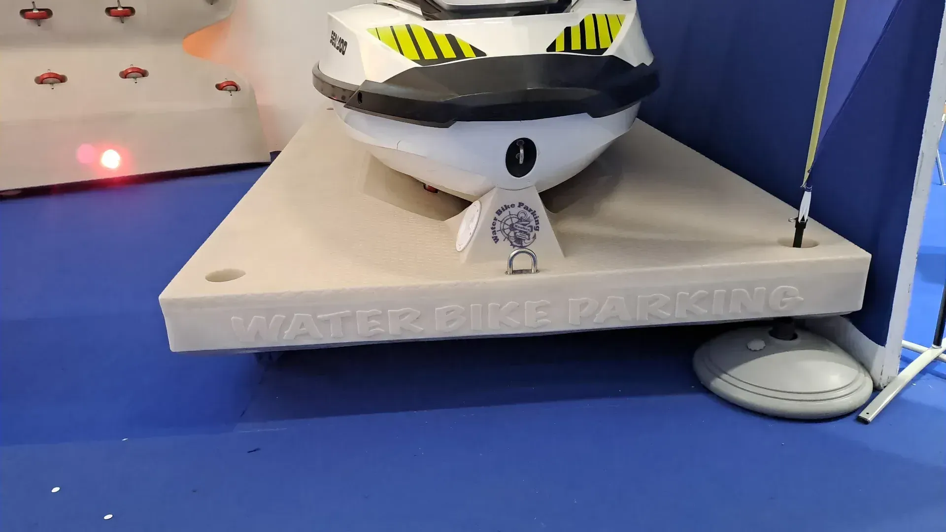 Bici d'acqua bianca su una piattaforma con la scritta