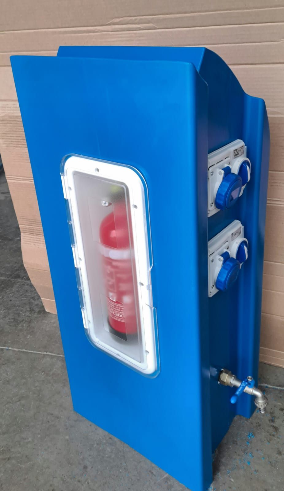 Armadietto porta estintore blu con prese elettriche e rubinetto dell'acqua.