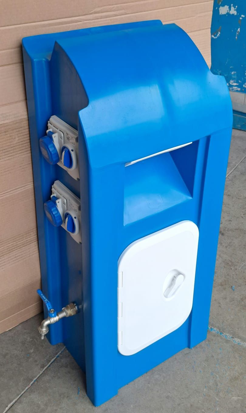 Cassetta di distribuzione dell'acqua blu con due contatori, un rubinetto e uno sportello di accesso bianco.