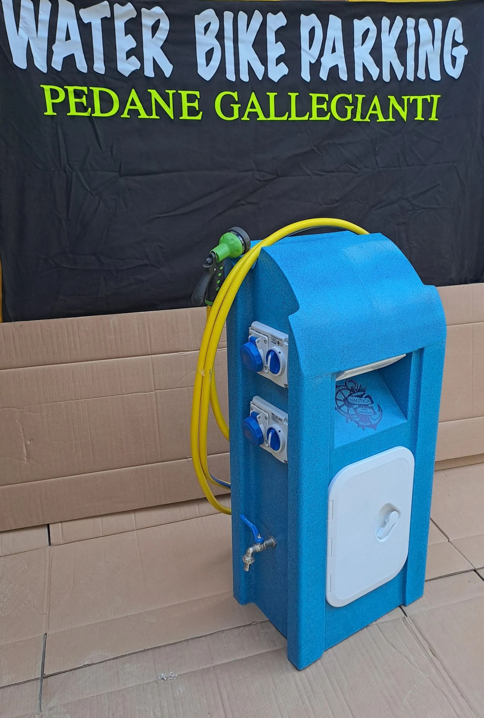 Stazione di parcheggio blu per biciclette d'acqua con tubo giallo e cartello