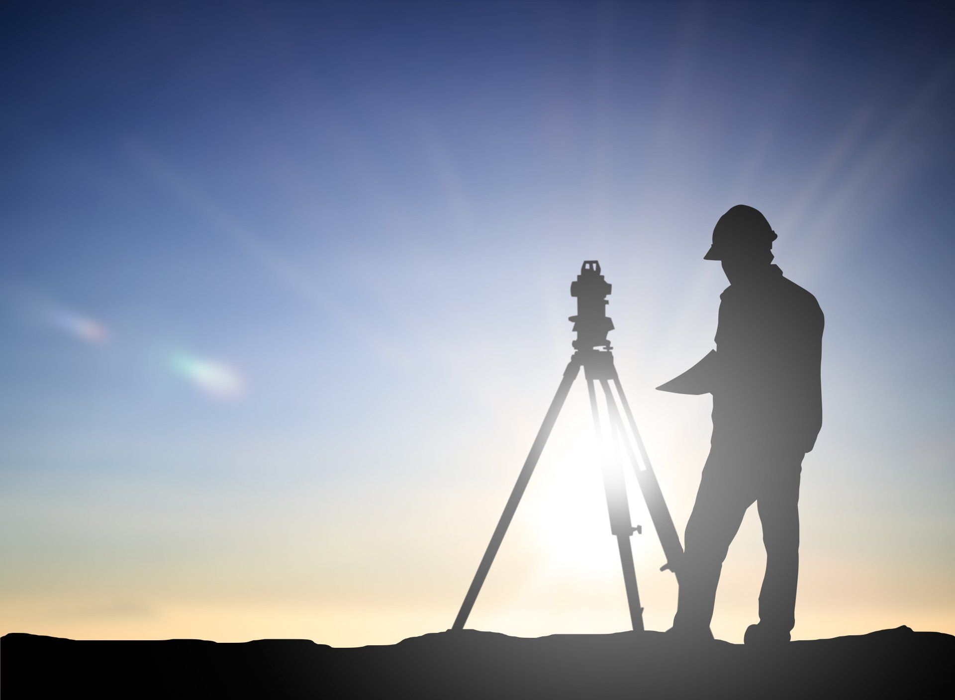 Silhouette d'un géomètre avec son équipement, rétroéclairée par un soleil éclatant.