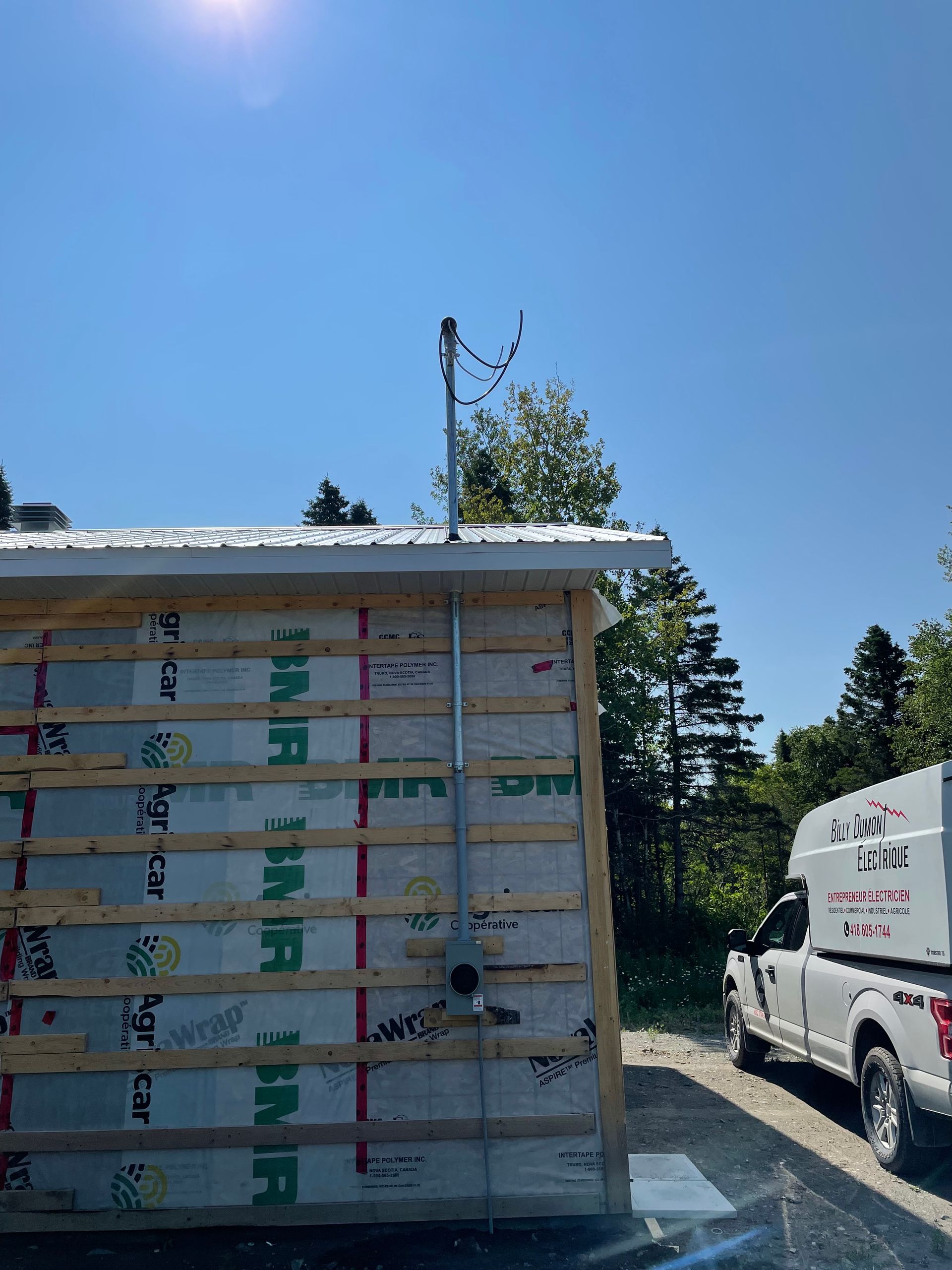 Un camion est garé devant un bâtiment en construction.
