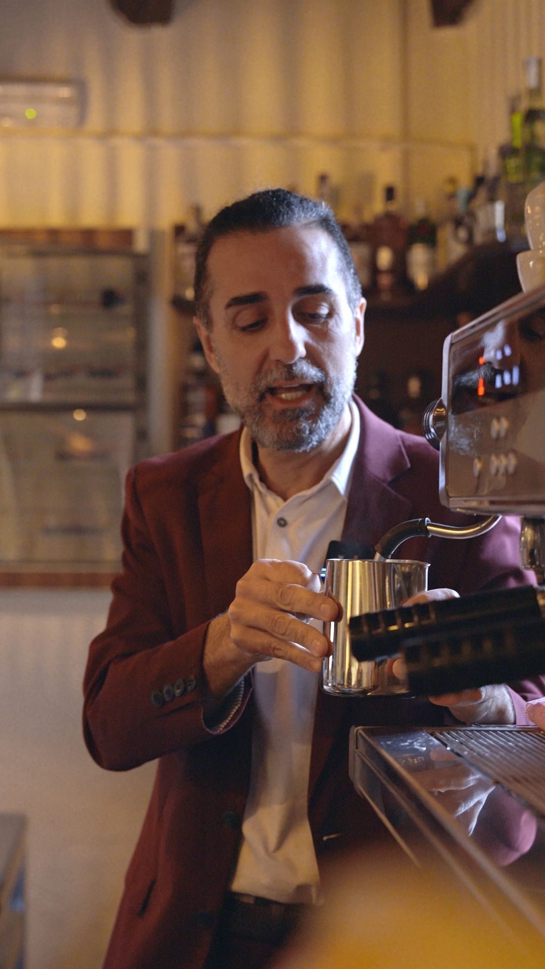 Xavi Iglesias preparando café de especialidad