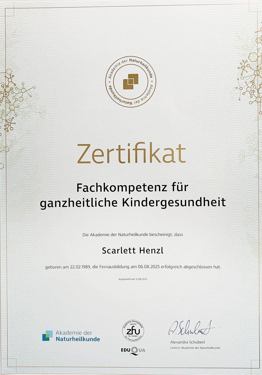 Zertifikat Fachkompetenz ganzheitliche Kindergesundheit AkN Scarlett Henzl Krümel Keks Fotografie
