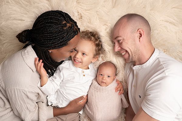 Glückliche Familie mit drei Kindern und Baby – Babyfotograf München Umland