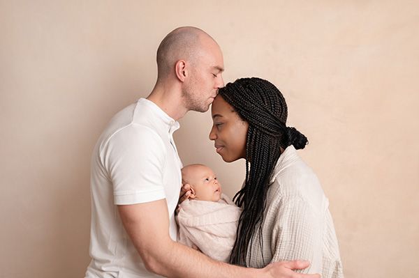 Eltern mit Neugeborenem im Profil – zeitlose Familienporträts zu Hause