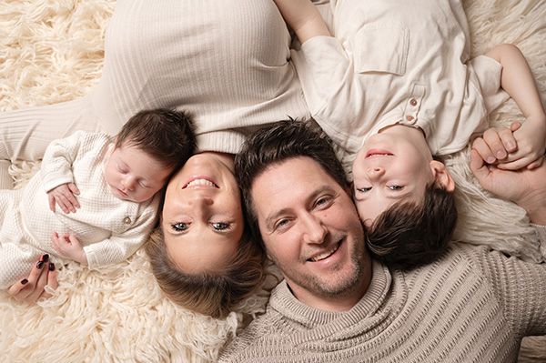 Helles Familienshooting mit Baby in München – professionelle Homestory