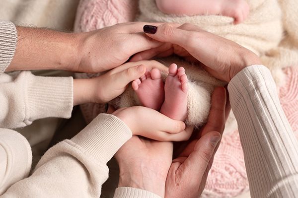 Detailaufnahme Babyfüße – künstlerische Neugeborenenfotos im mobilen Studio München