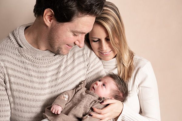 Glückliche Eltern mit ihrem Neugeborenen – zeitlose Familienfotos beim Babyfotograf München