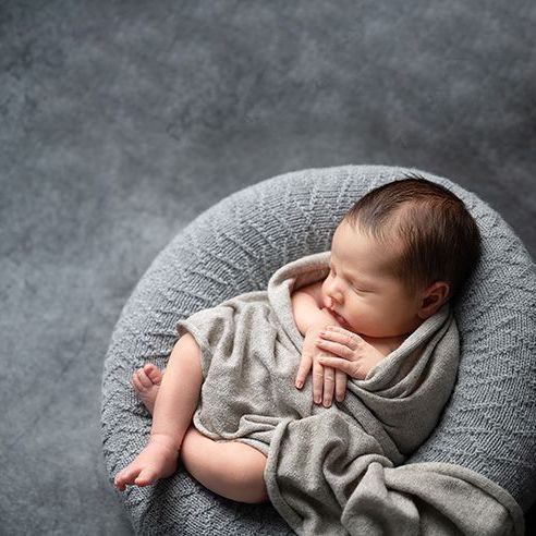 Professionelles Baby-Porträt im Studio-Look – Newborn Shooting auf grauem Hintergrund