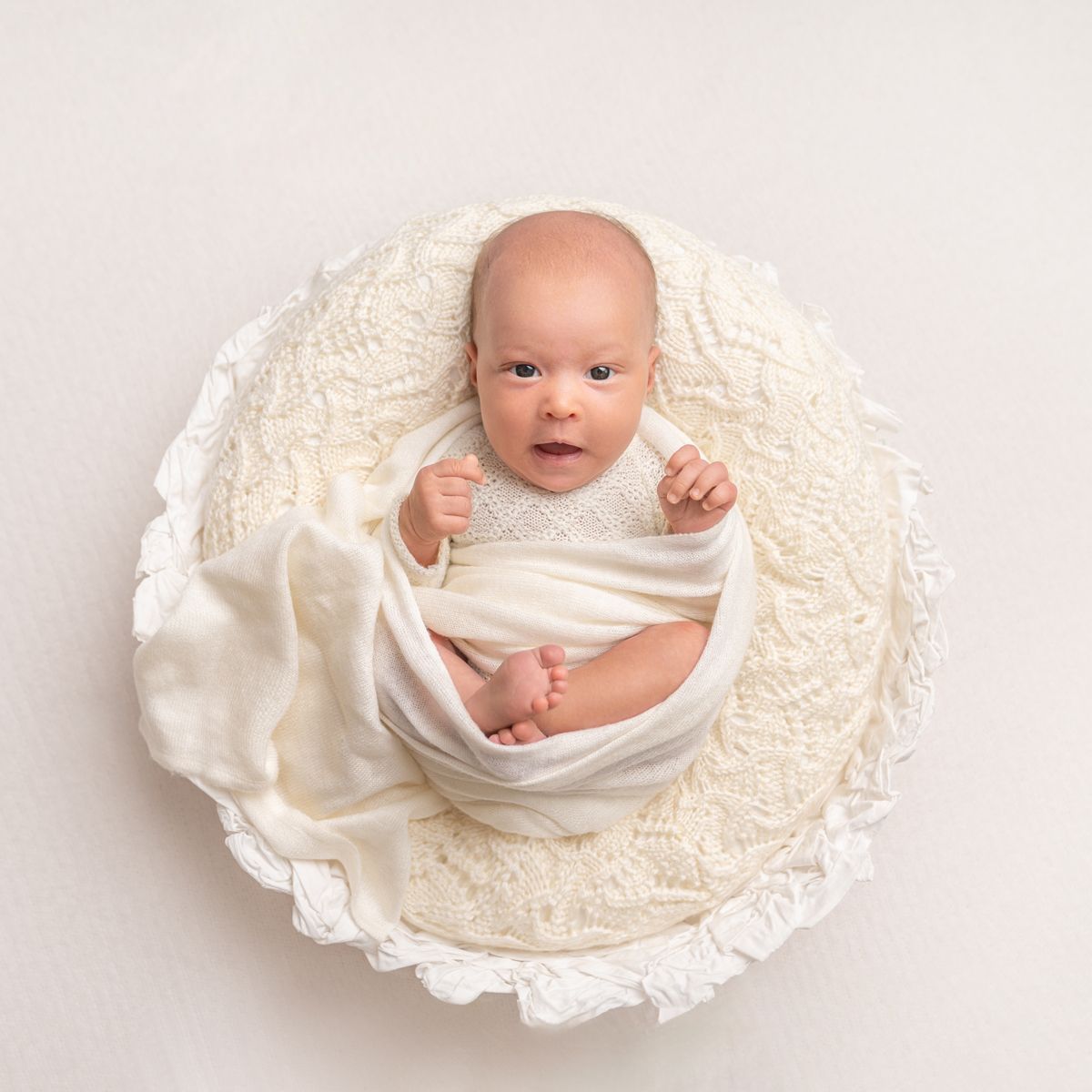 Neugeborenes schlafend in weißem Tuch – exklusives Newborn Shooting München
