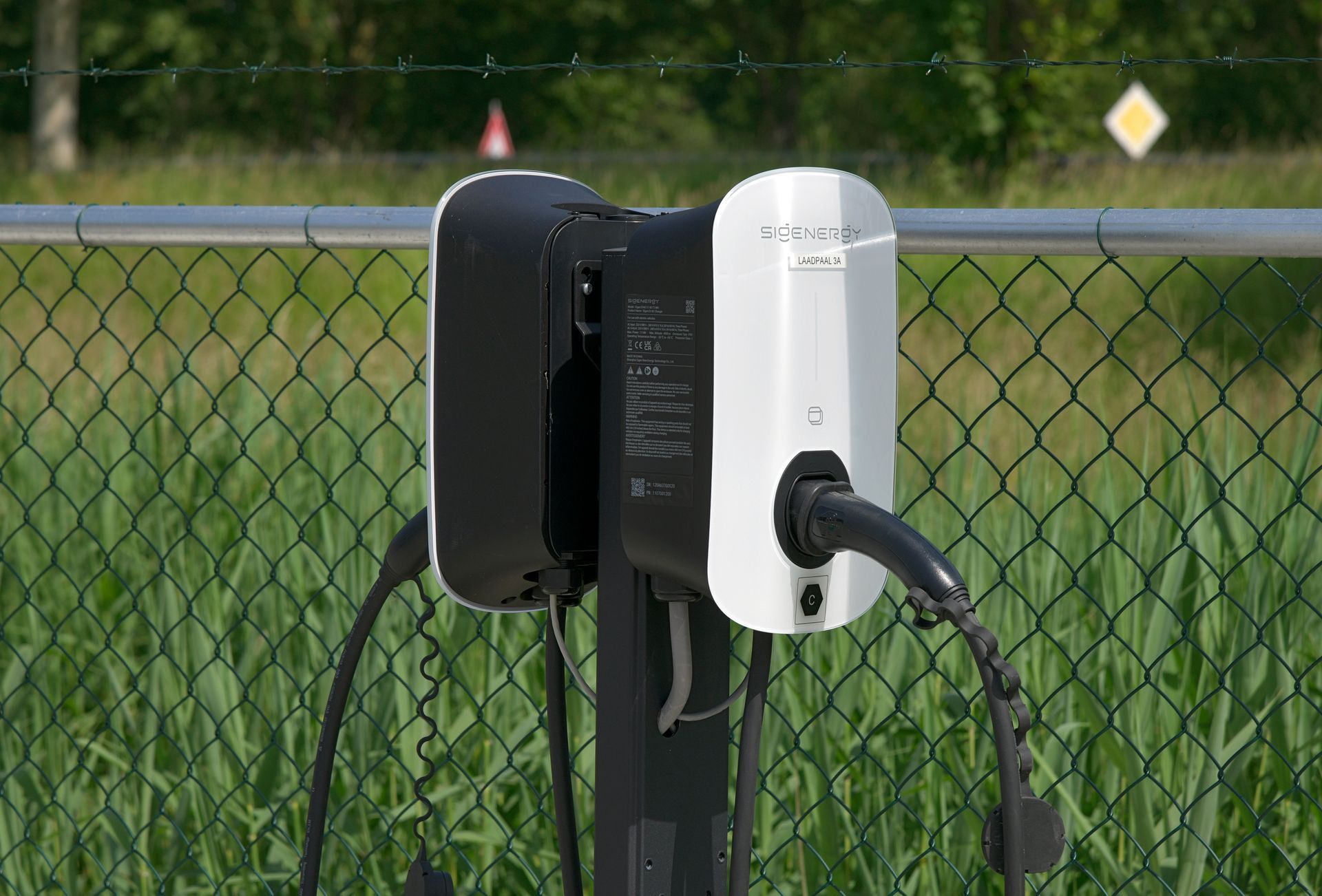Een elektrische auto wordt opgeladen bij een laadstation