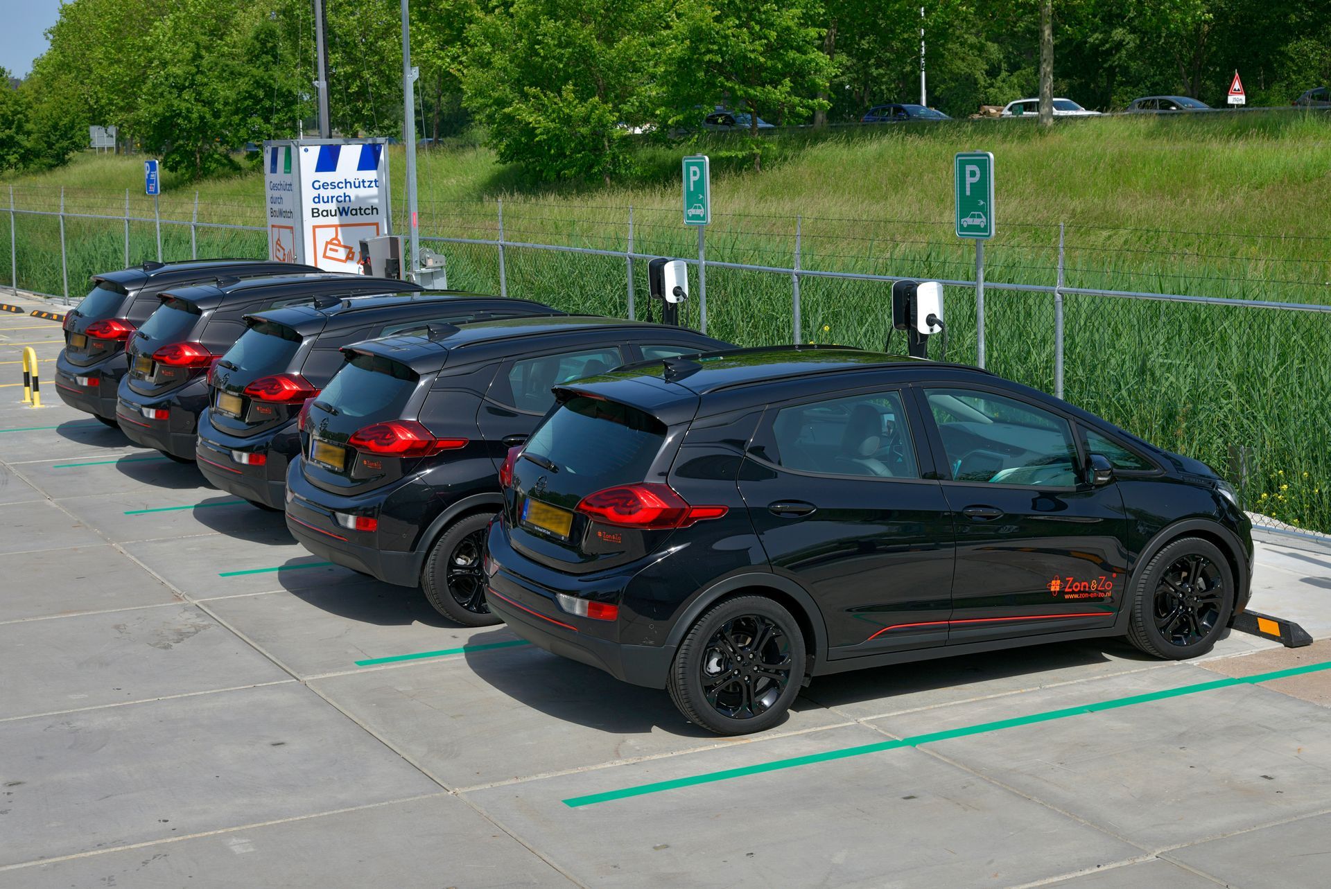 Een elektrische auto wordt opgeladen bij een laadstation