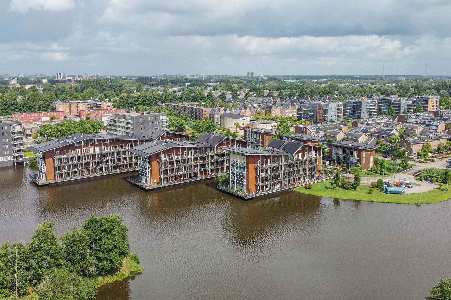 Een luchtfoto van een stad omgeven door water en gebouwen.