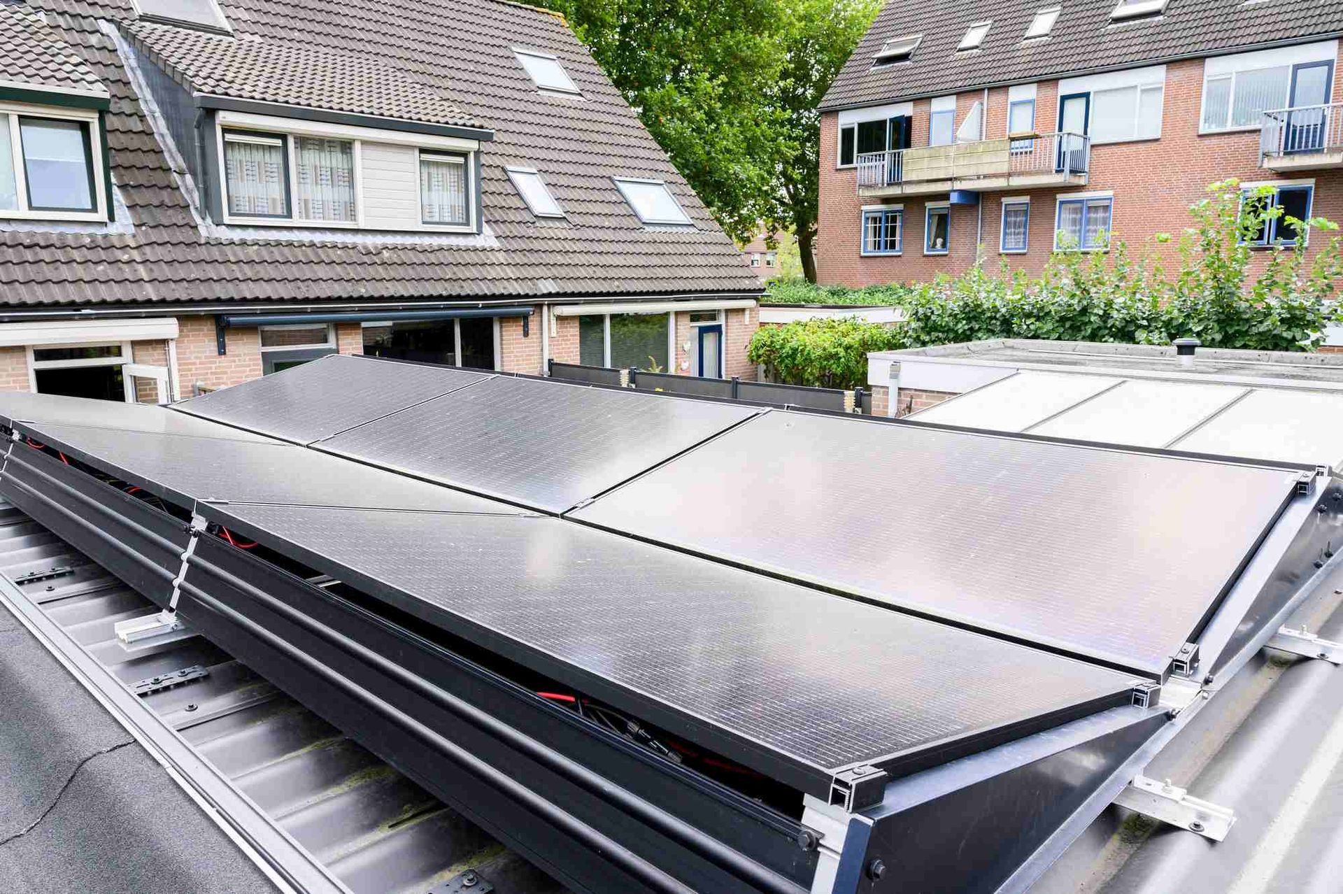 Een dak met veel zonnepanelen erop