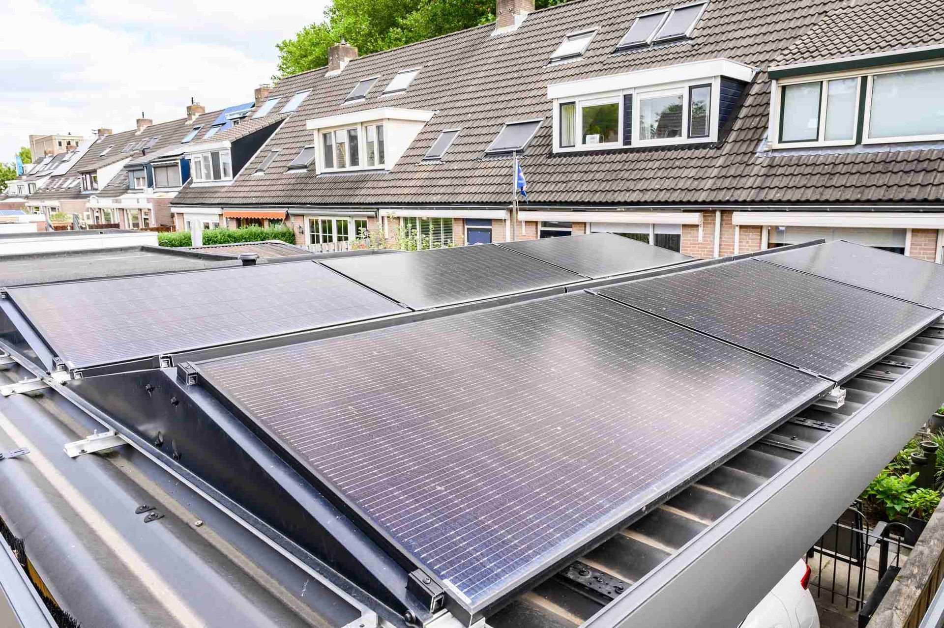 Een rij zonnepanelen op het dak van een huis.