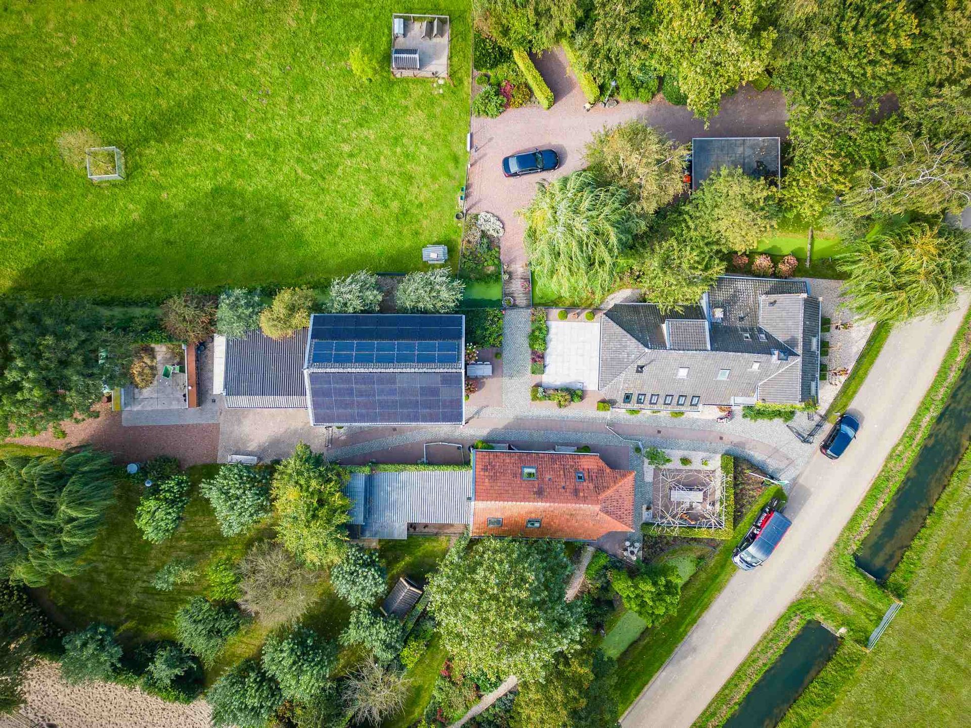 Een luchtfoto van een woonwijk met huizen en bomen
