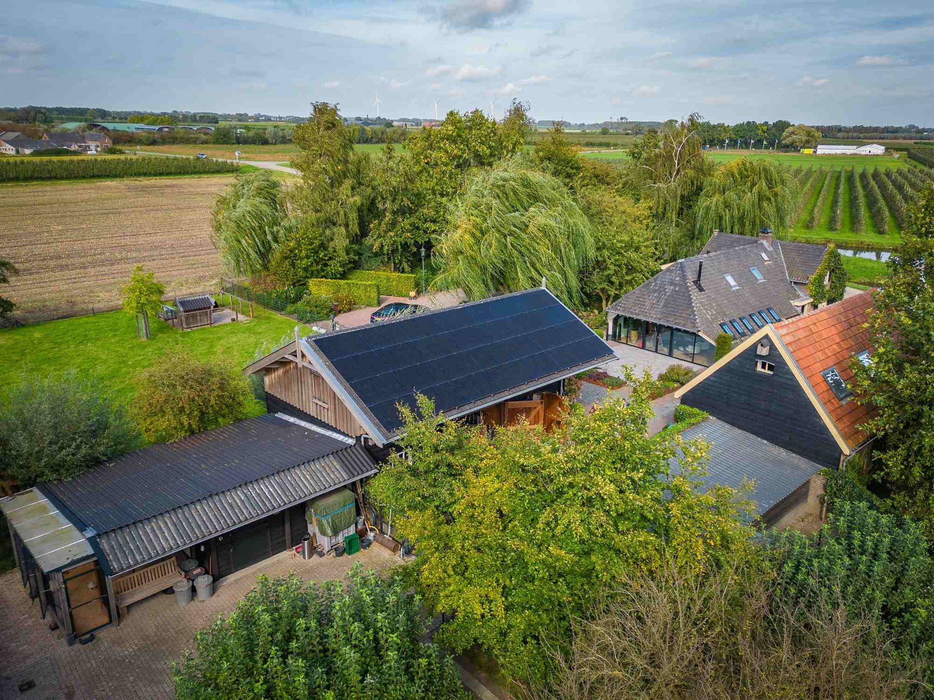 Een luchtfoto van een huis met zonnepanelen op het dak.