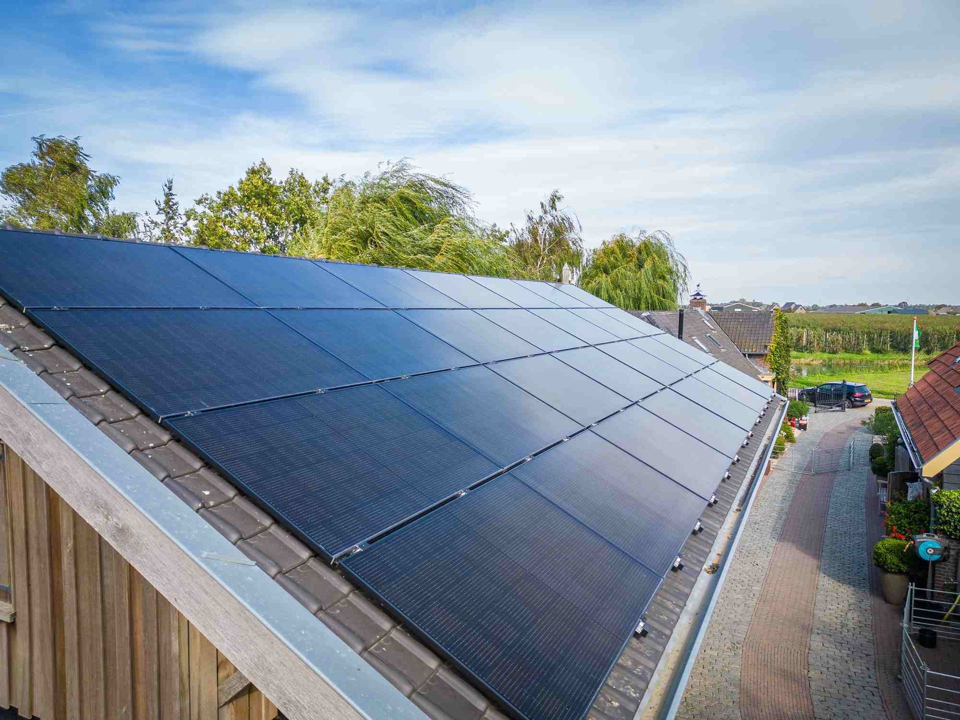 Er liggen veel zonnepanelen op het dak van een huis.