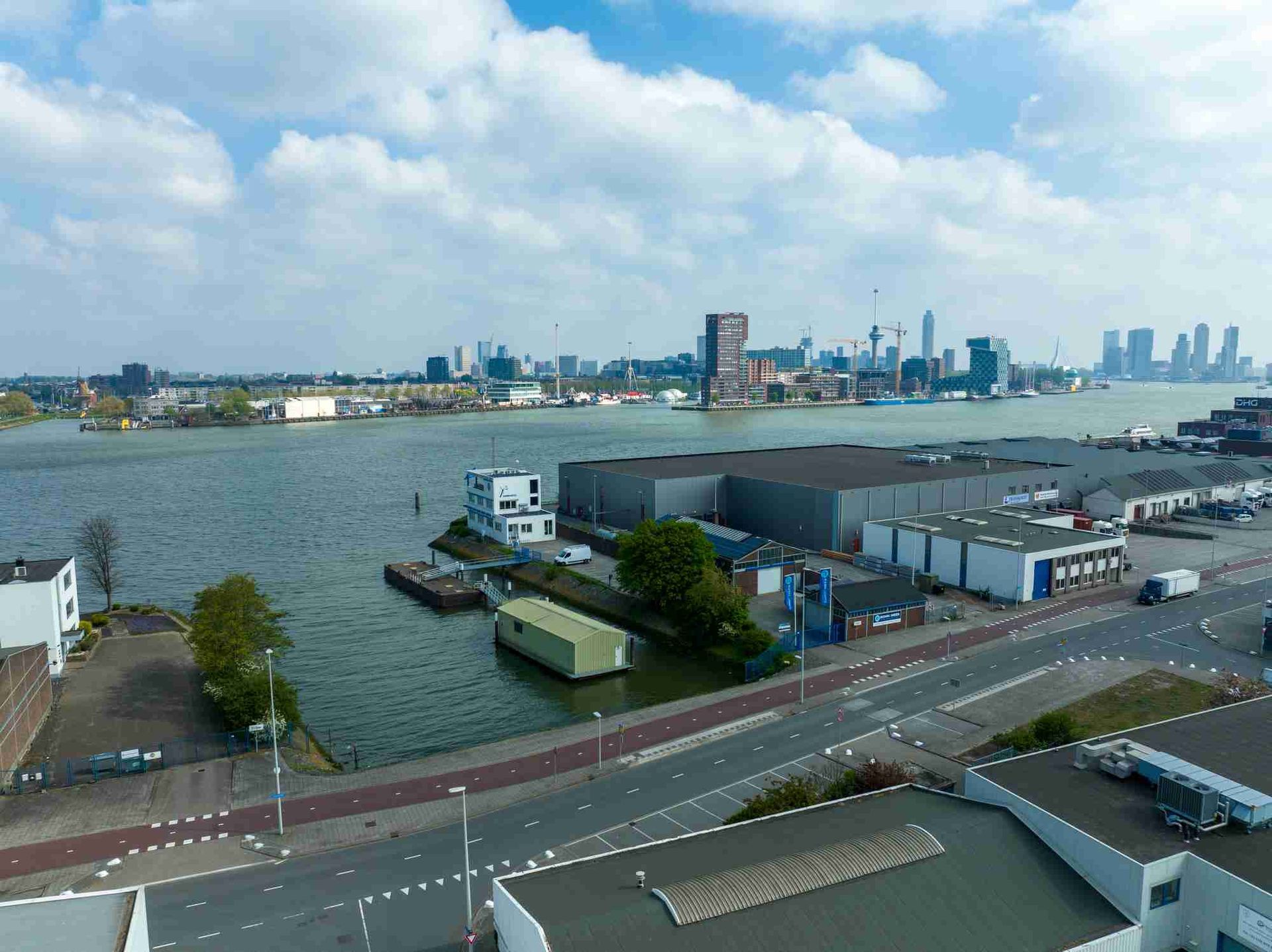 Een luchtfoto van een stad met een groot wateroppervlak op de voorgrond.