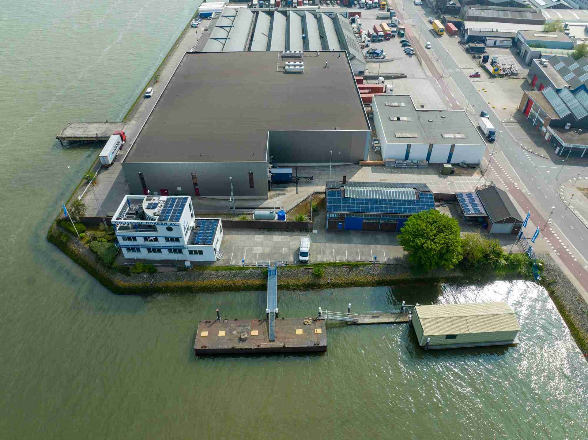 Een luchtfoto van een groot gebouw op een klein eiland in het midden van een watermassa.