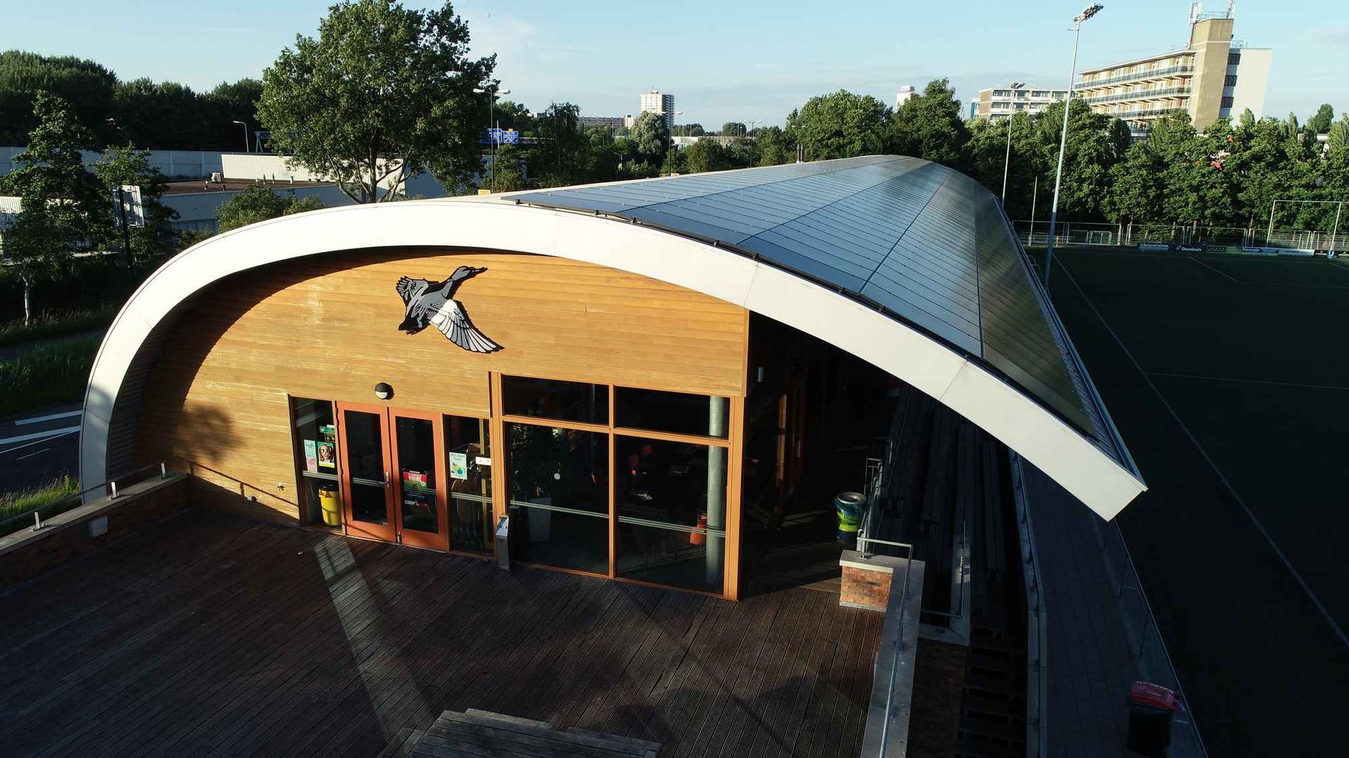 Een luchtfoto van een gebouw met een persoon op het dak