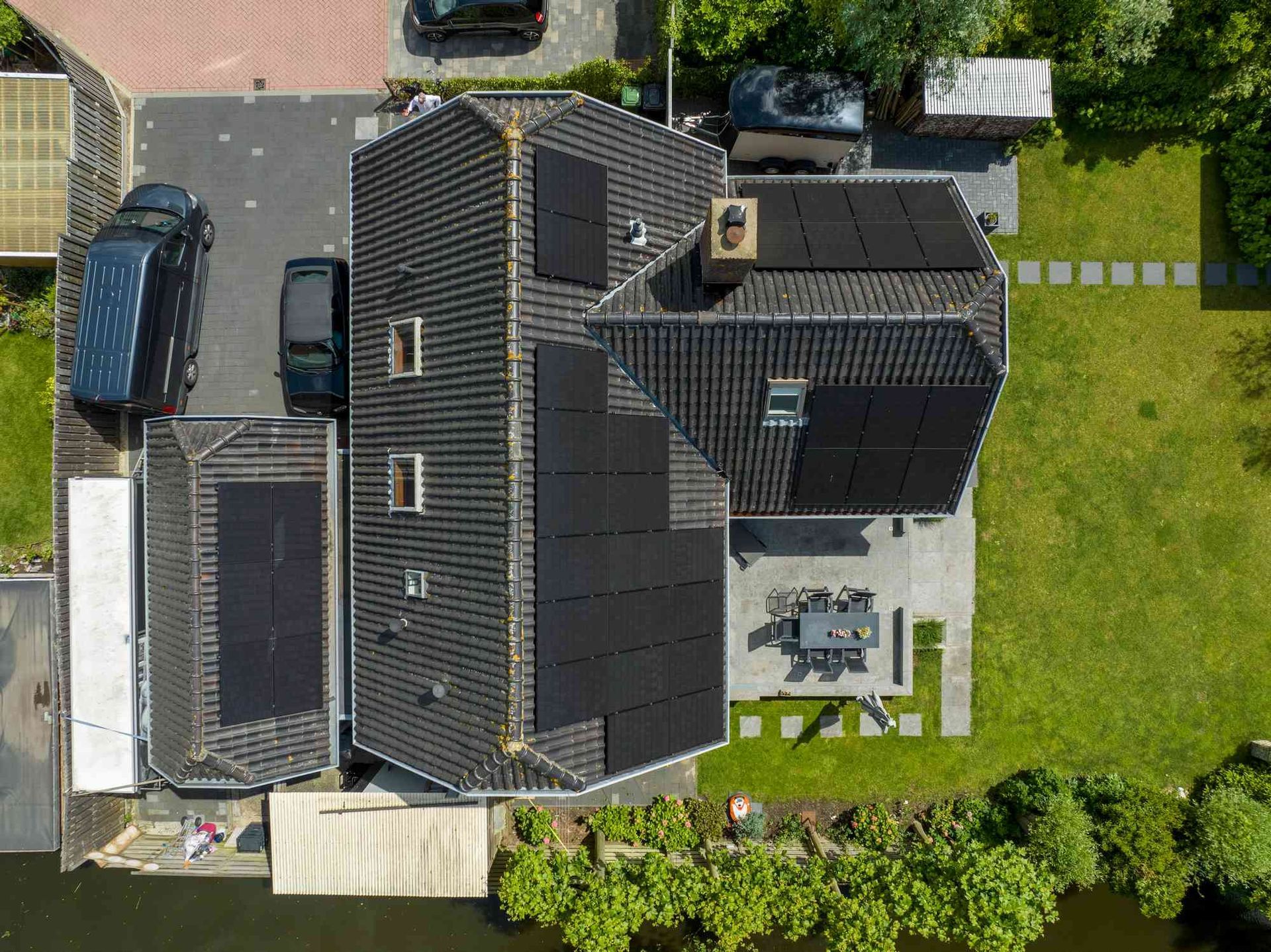 Een luchtfoto van een huis met zonnepanelen op het dak