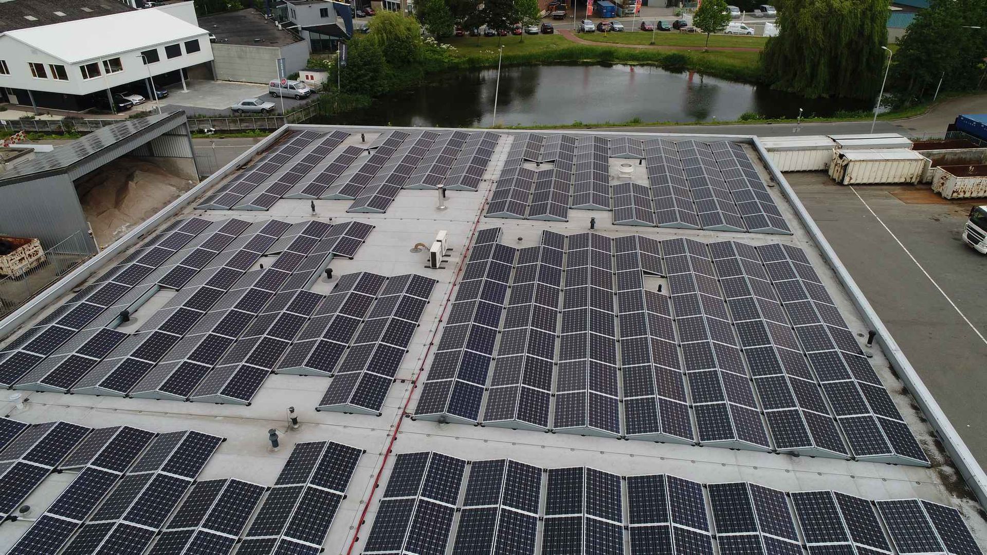 Een groot dak met veel zonnepanelen erop