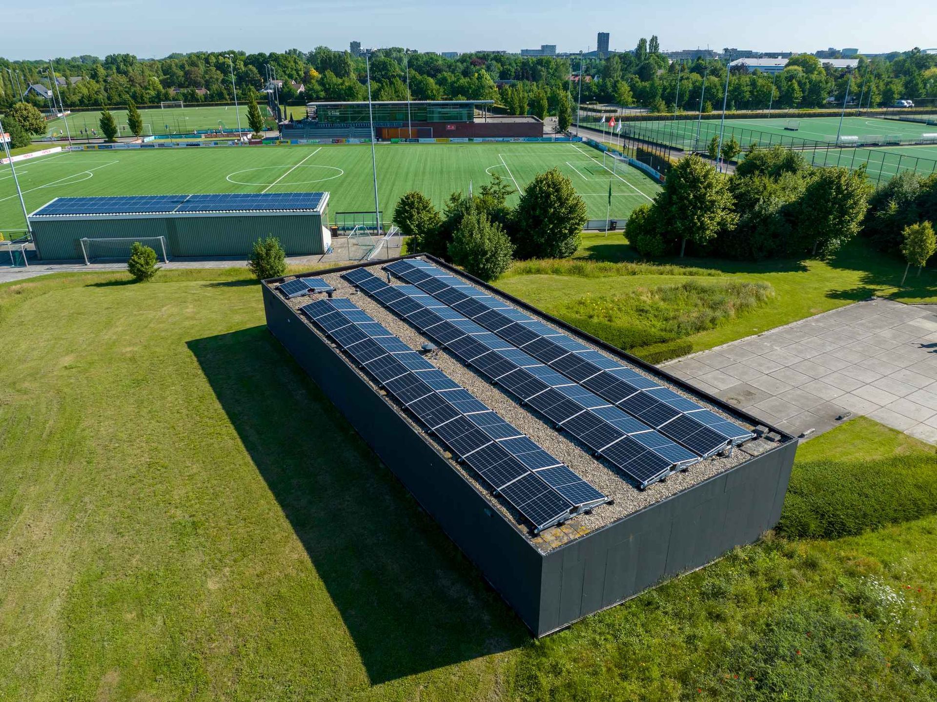 Een luchtfoto van een gebouw met zonnepanelen op het dak
