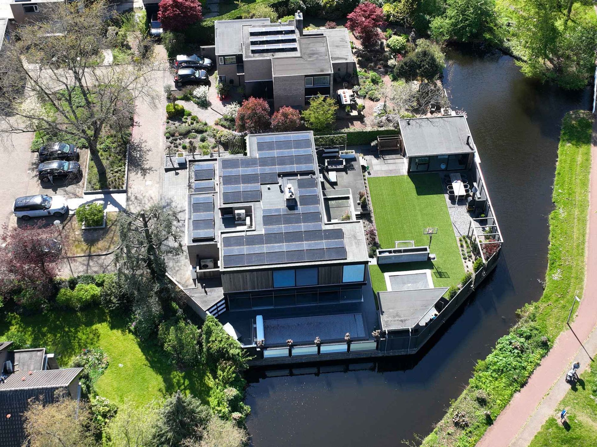Een luchtfoto van een huis met zonnepanelen op het dak