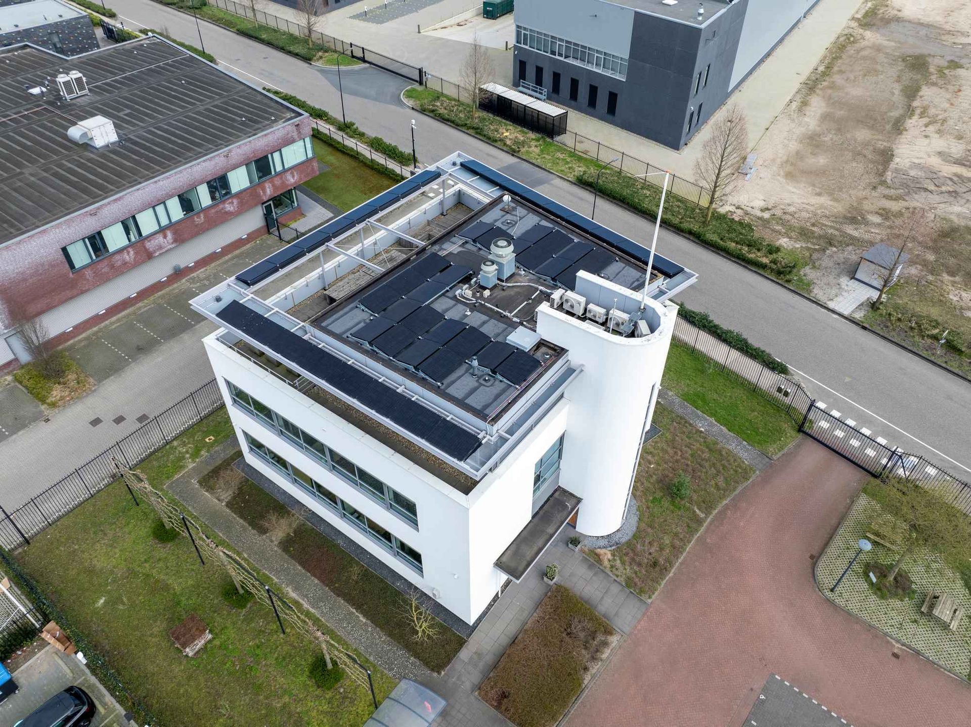 Een luchtfoto van een gebouw met zonnepanelen op het dak