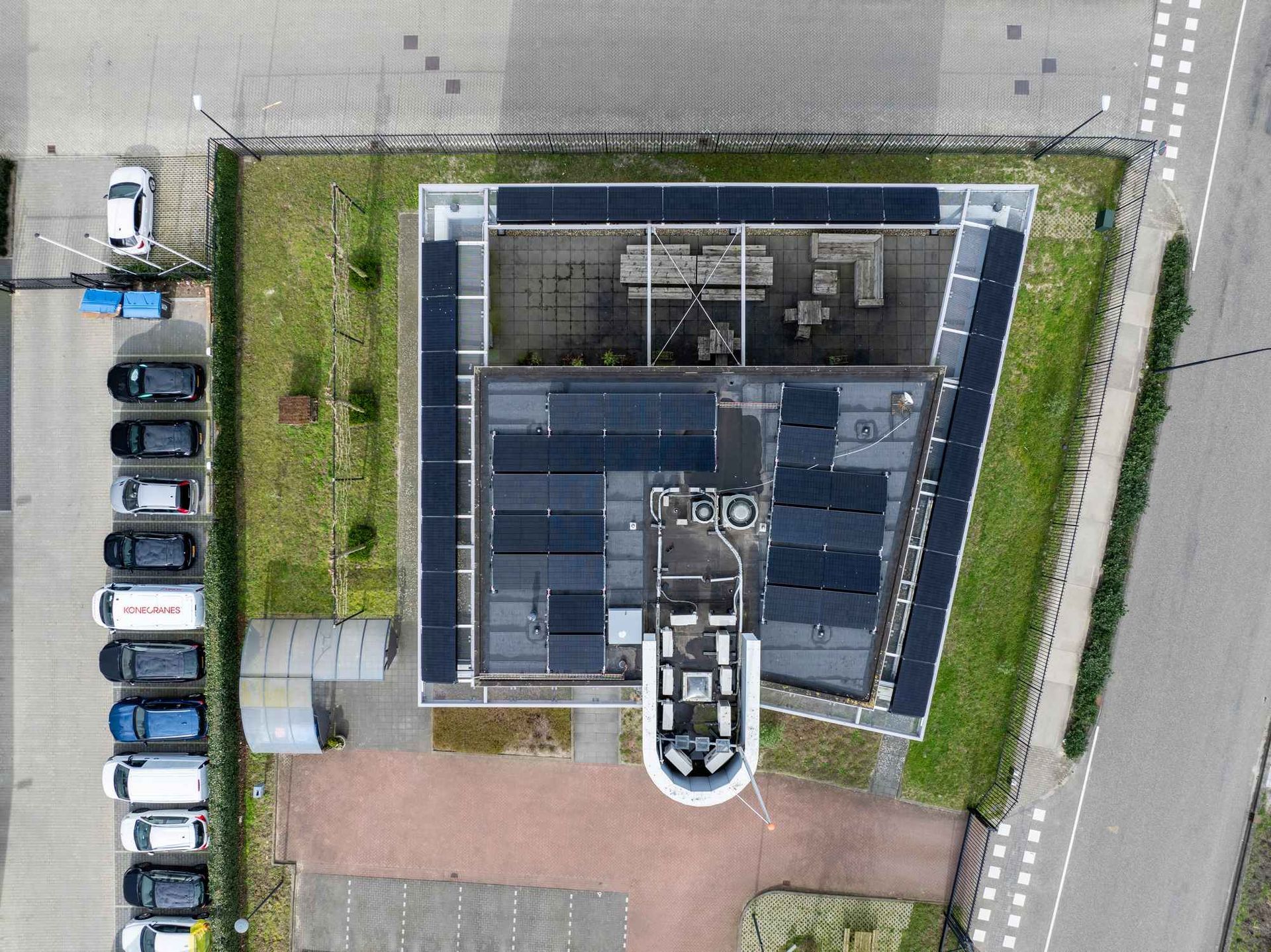 Een luchtfoto van een gebouw met zonnepanelen op het dak