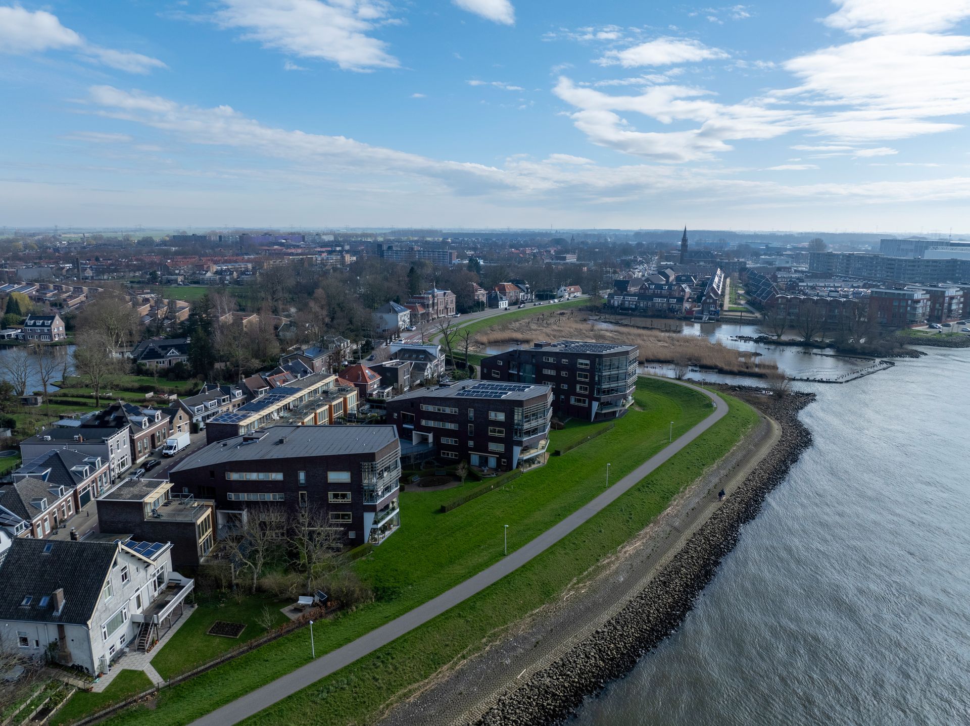 Een luchtfoto van een stad aan het water.