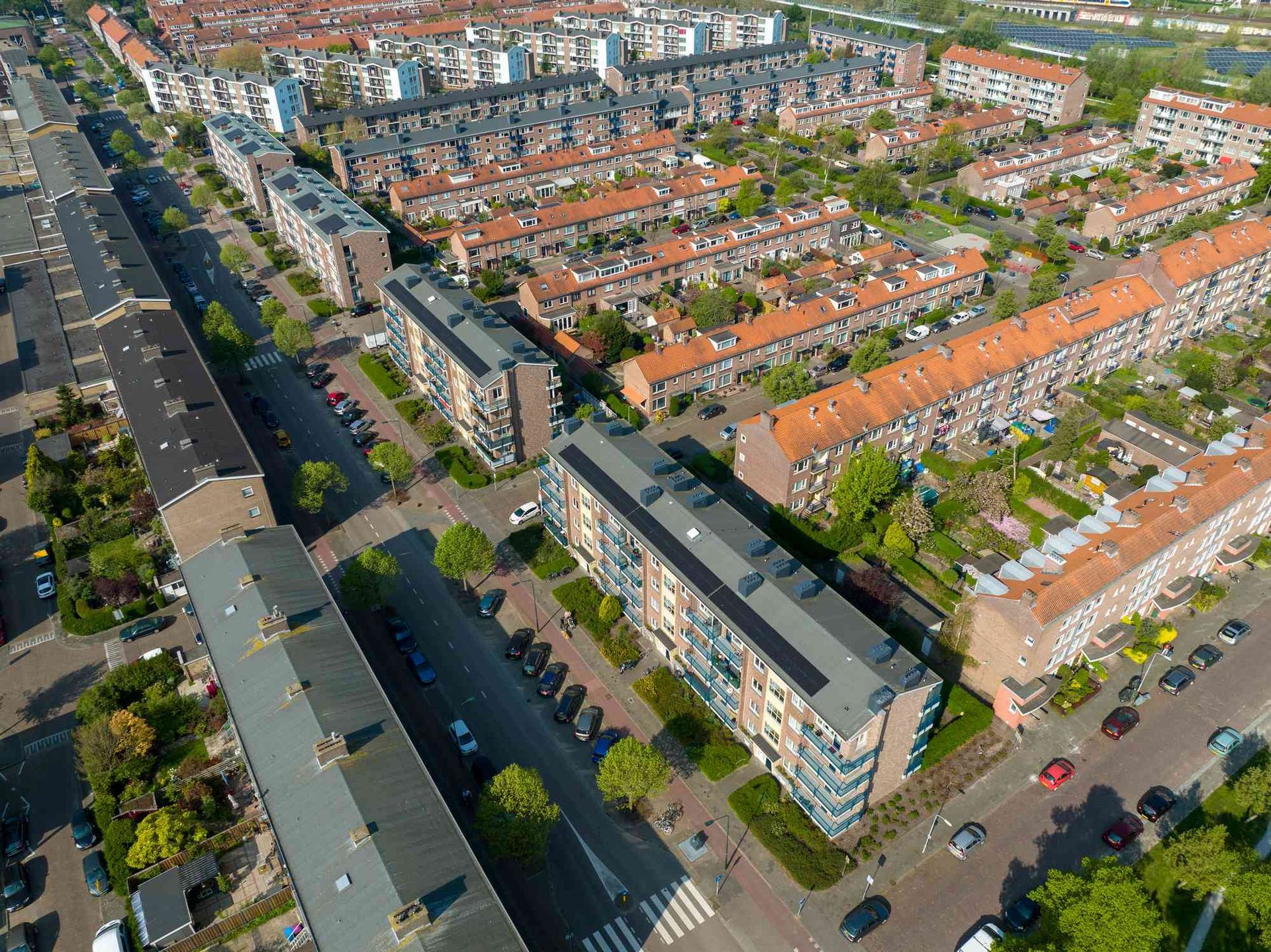 Een luchtfoto van een woonwijk met veel gebouwen en bomen