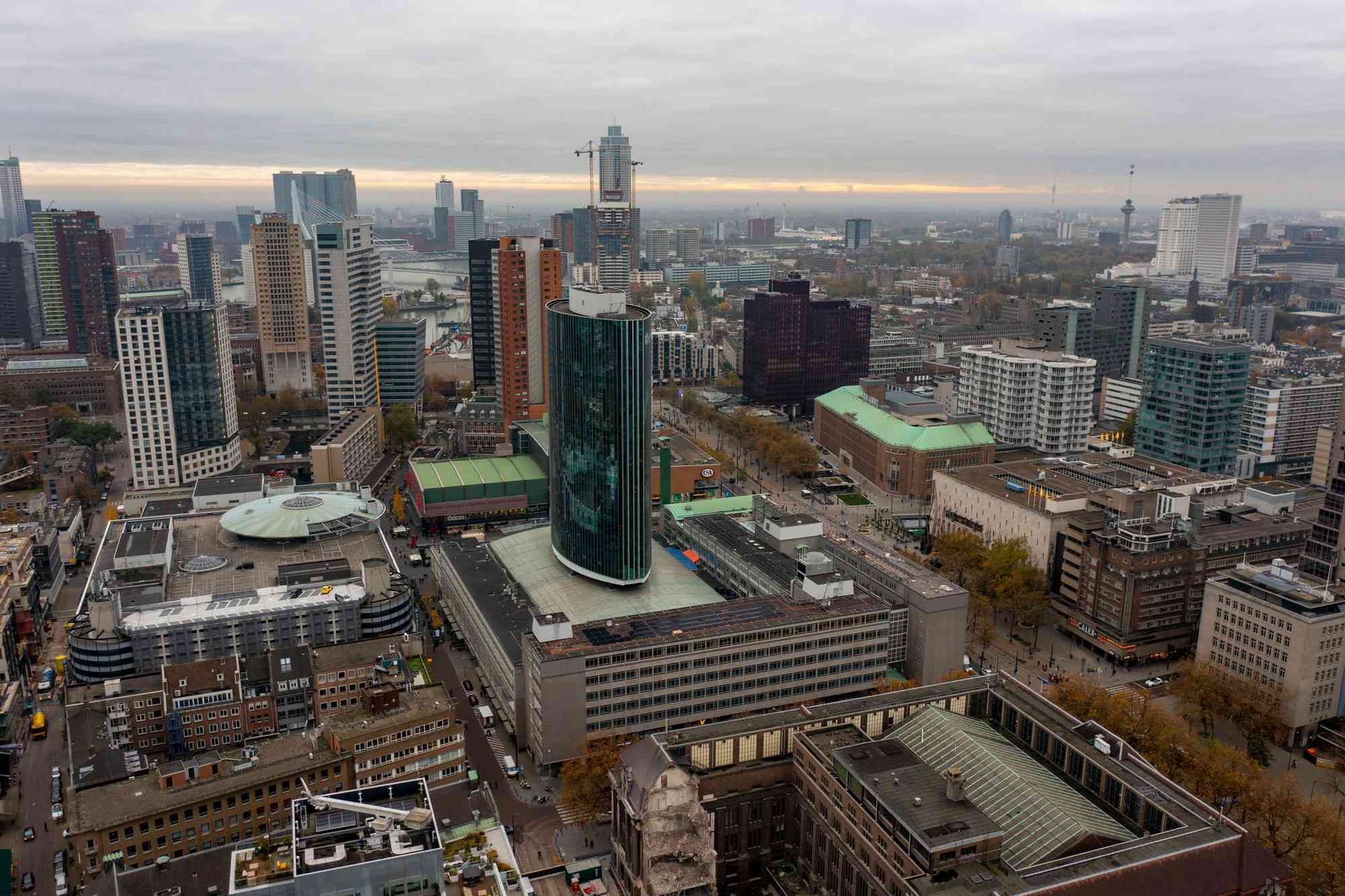 Een luchtfoto van een stad met veel hoge gebouwen.