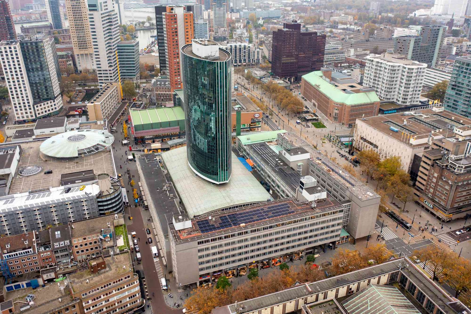 Een luchtfoto van een stad met een groot gebouw in het midden.