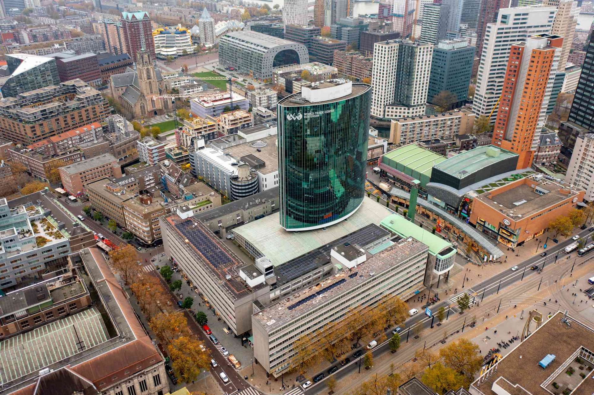 Een luchtfoto van een stad met een groot gebouw in het midden.