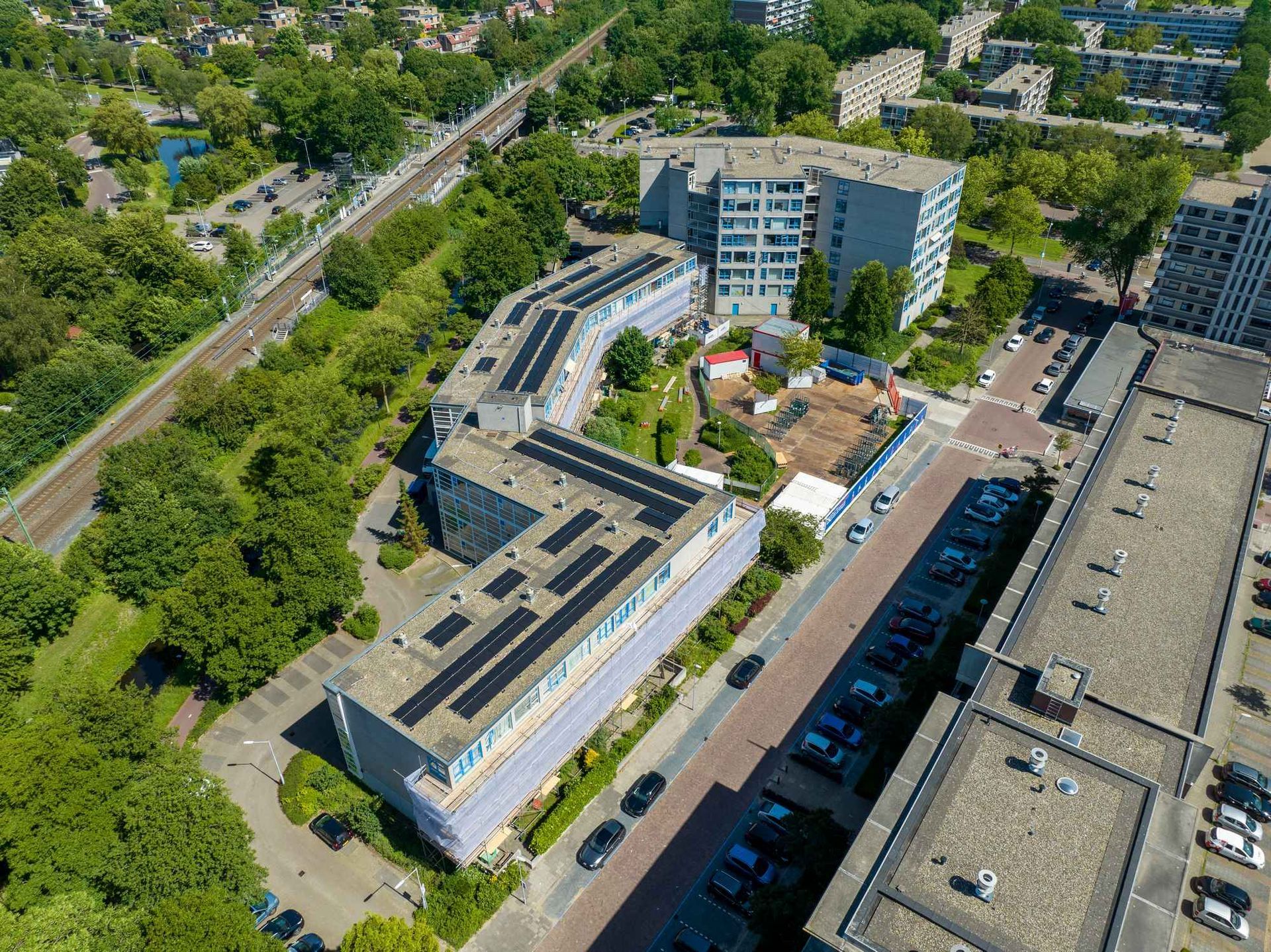 Een luchtfoto van een gebouw met zonnepanelen op het dak.