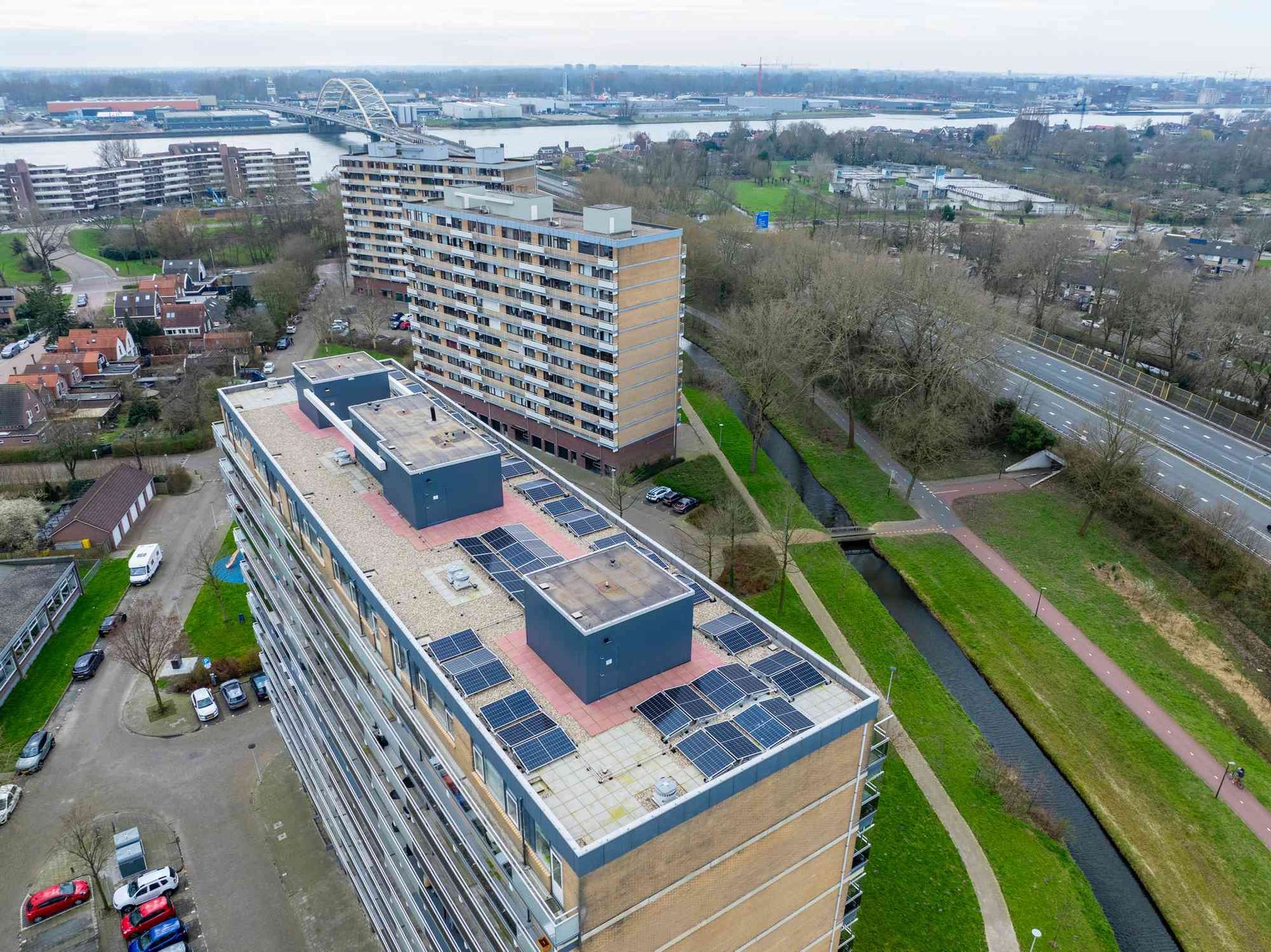 Een luchtfoto van een gebouw met zonnepanelen op het dak.