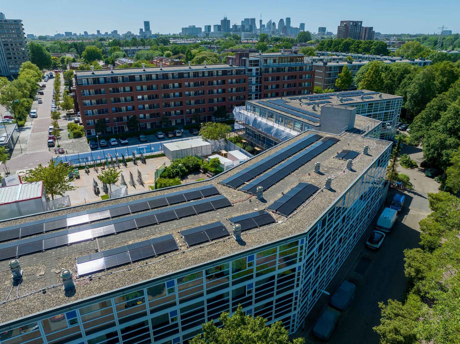 Een luchtfoto van een gebouw met zonnepanelen op het dak.