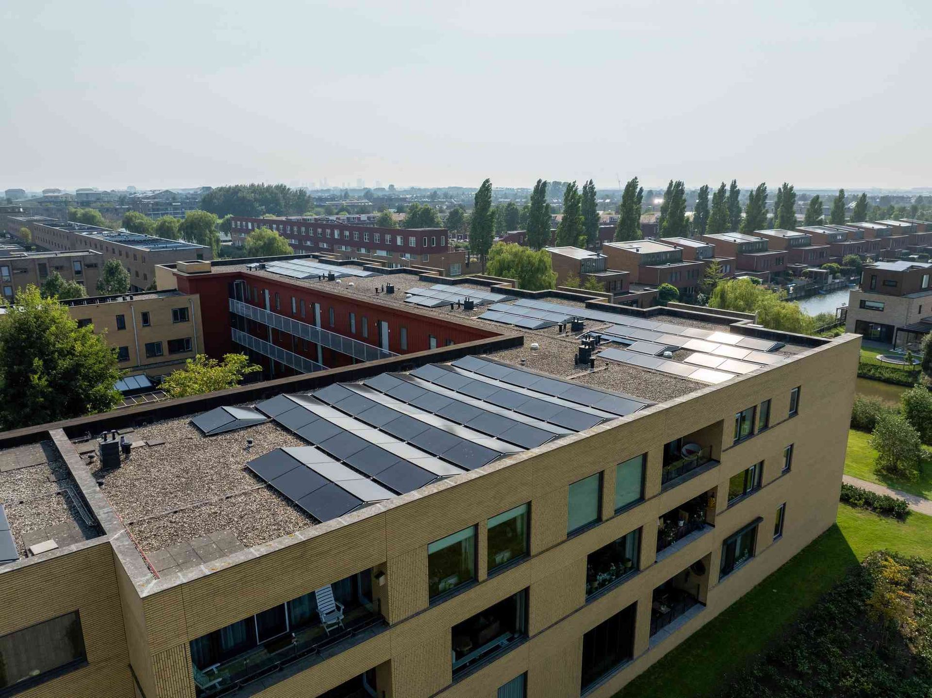 Een luchtfoto van een gebouw met zonnepanelen op het dak
