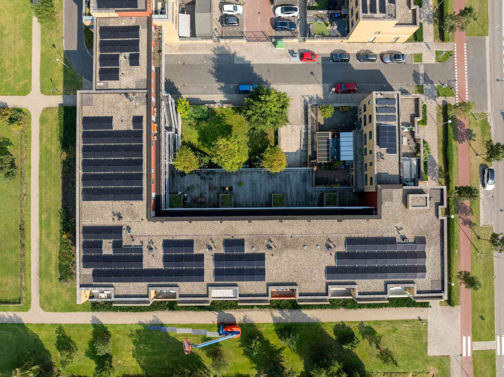 Een luchtfoto van een gebouw met zonnepanelen op het dak