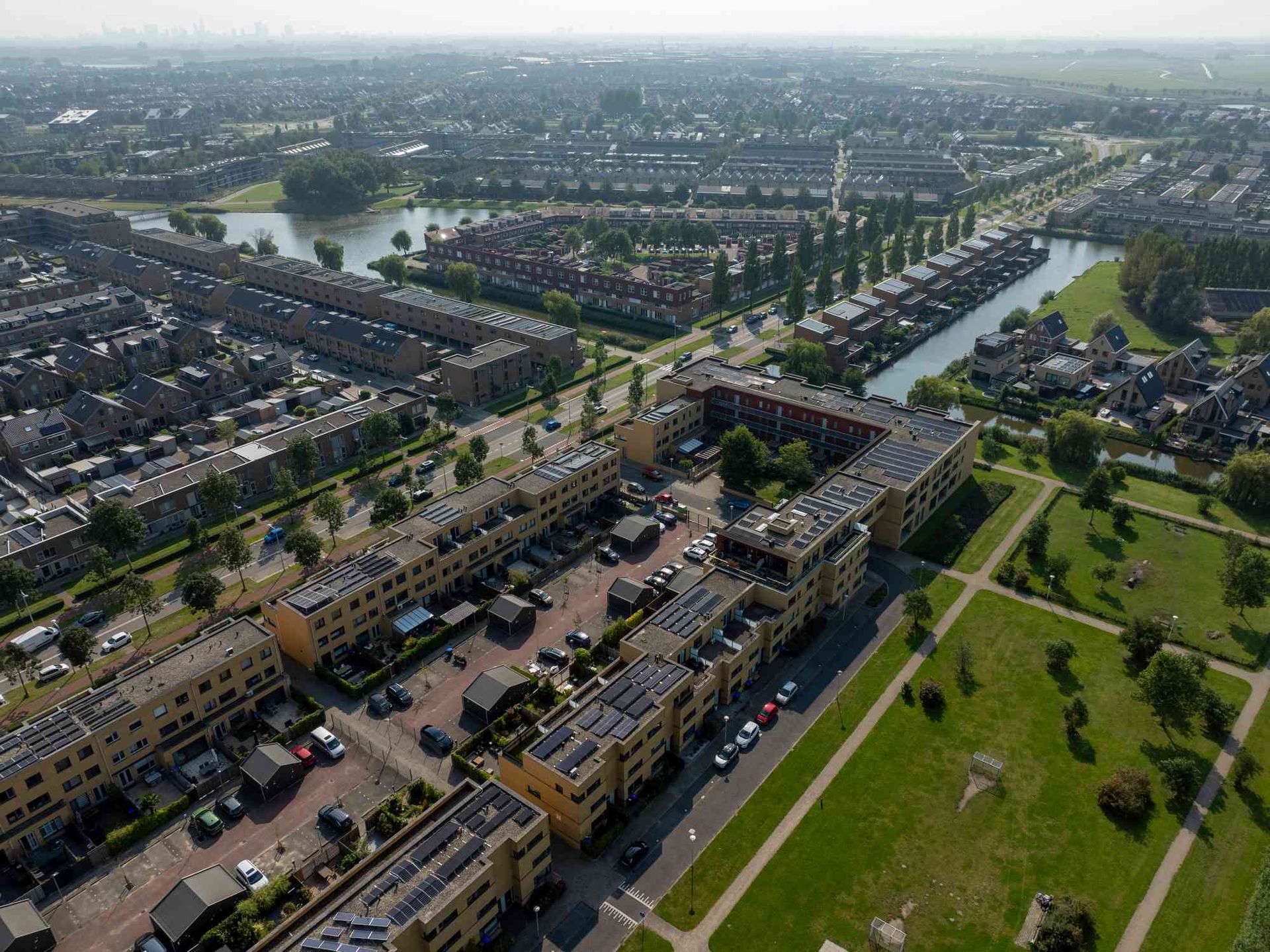 Een luchtfoto van een stad met veel gebouwen en bomen