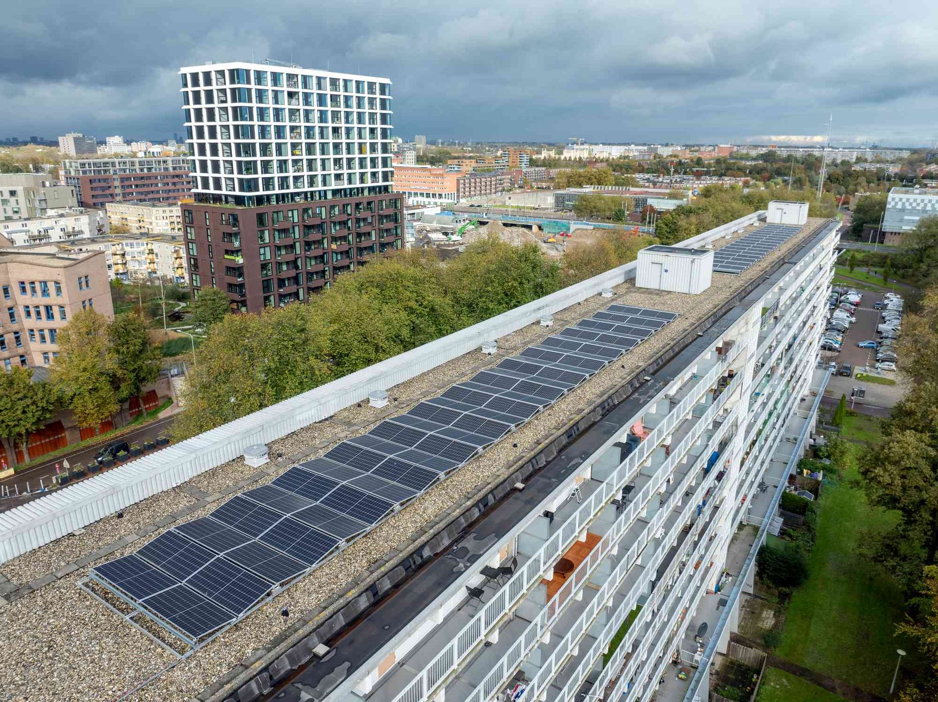 Een luchtfoto van een gebouw met zonnepanelen op het dak.