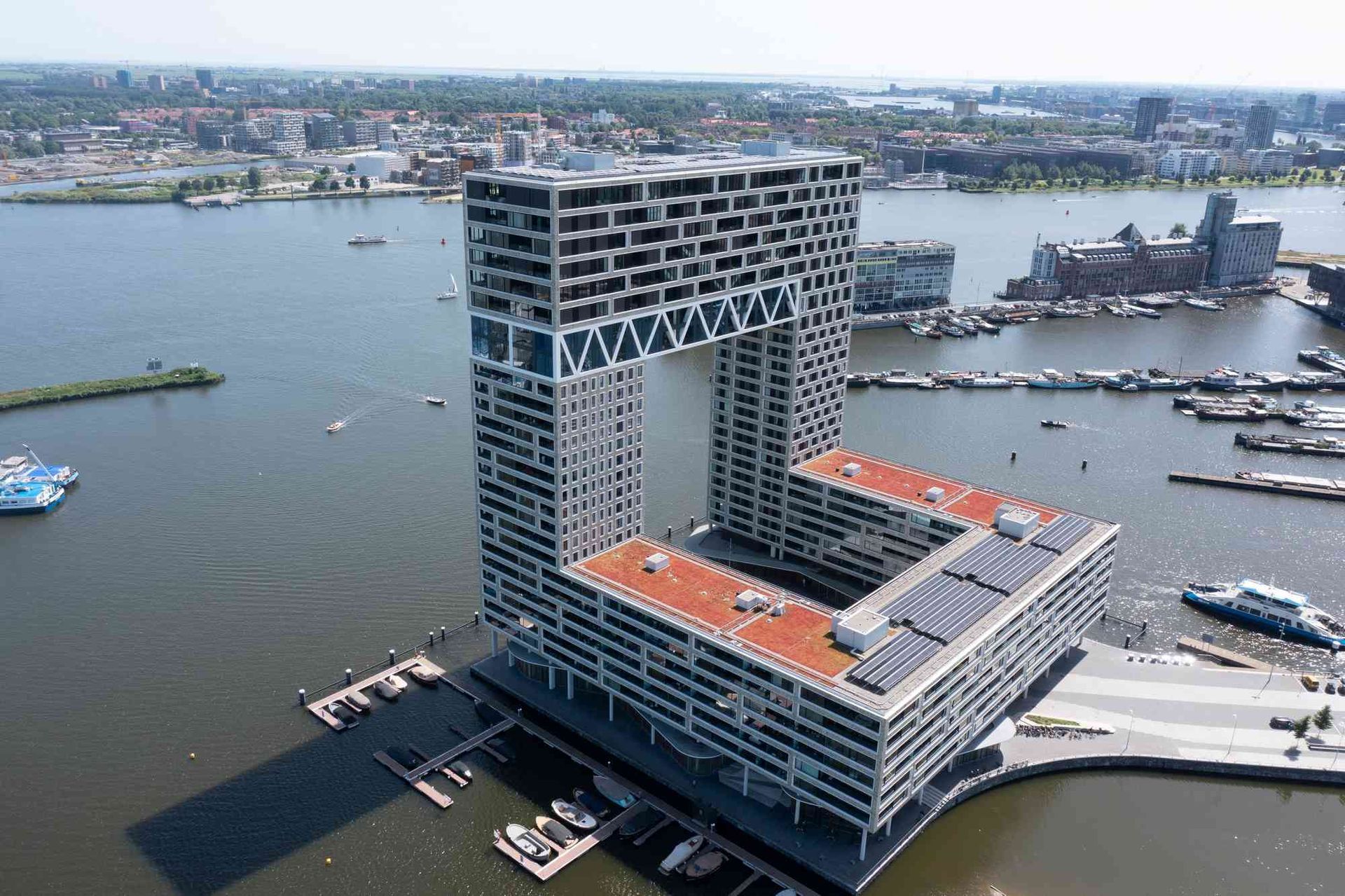 Een luchtfoto van een groot gebouw in het midden van een waterpartij.