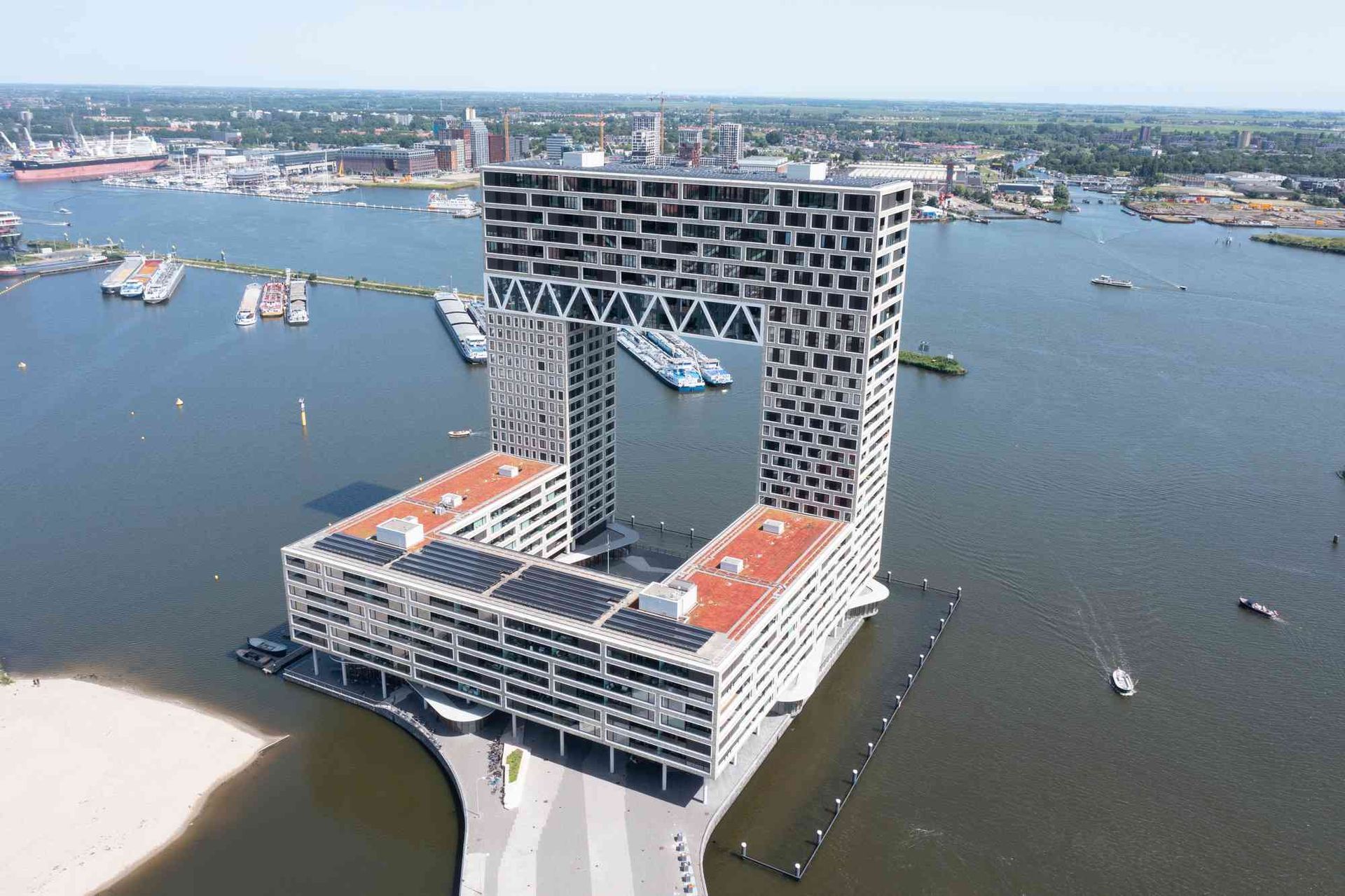 Een luchtfoto van een groot gebouw midden in een watermassa