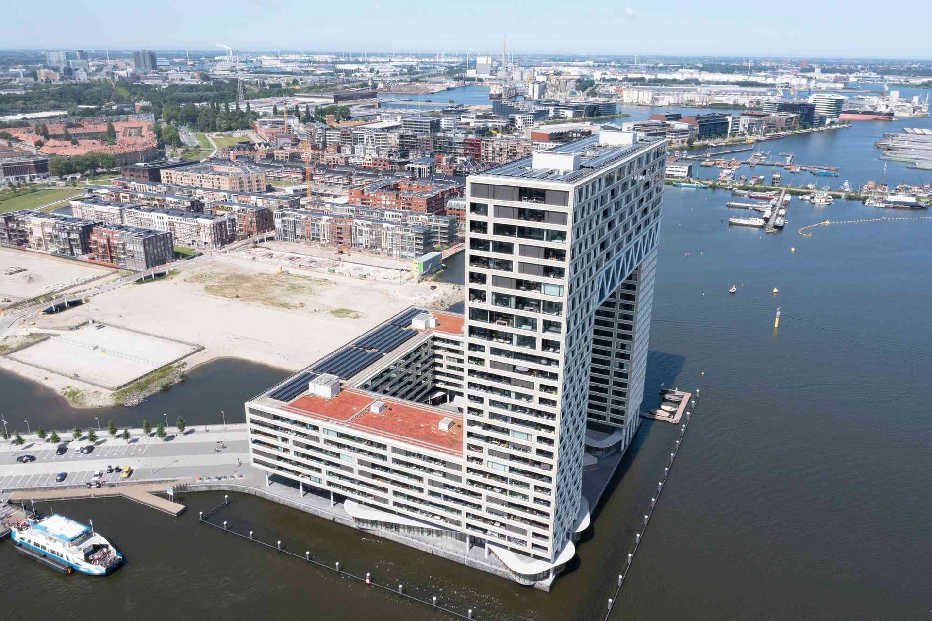 Een luchtfoto van een groot gebouw in het midden van een waterpartij.