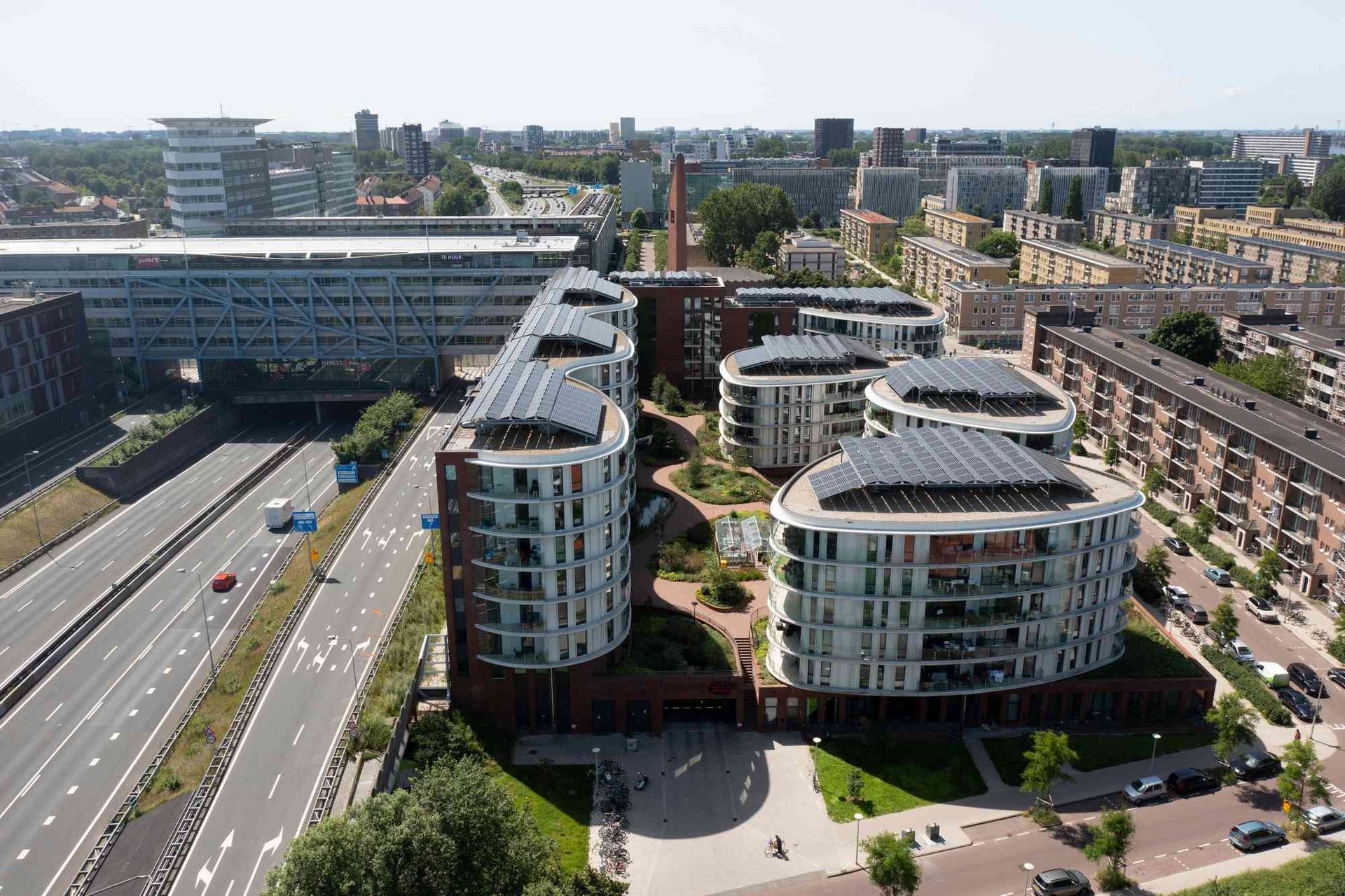 Een luchtfoto van een groot gebouw met zonnepanelen op het dak