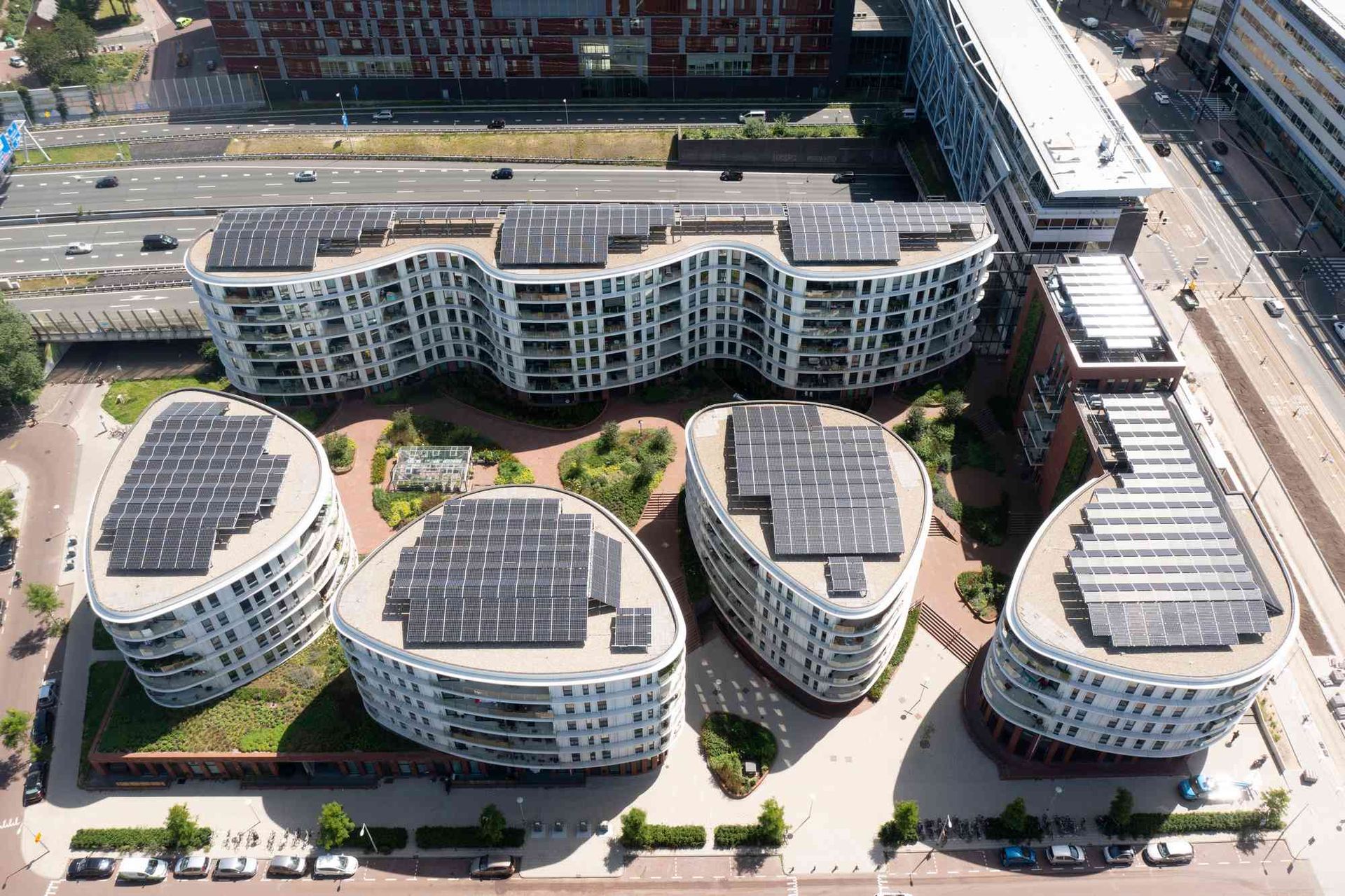 Een luchtfoto van een gebouw met zonnepanelen op het dak