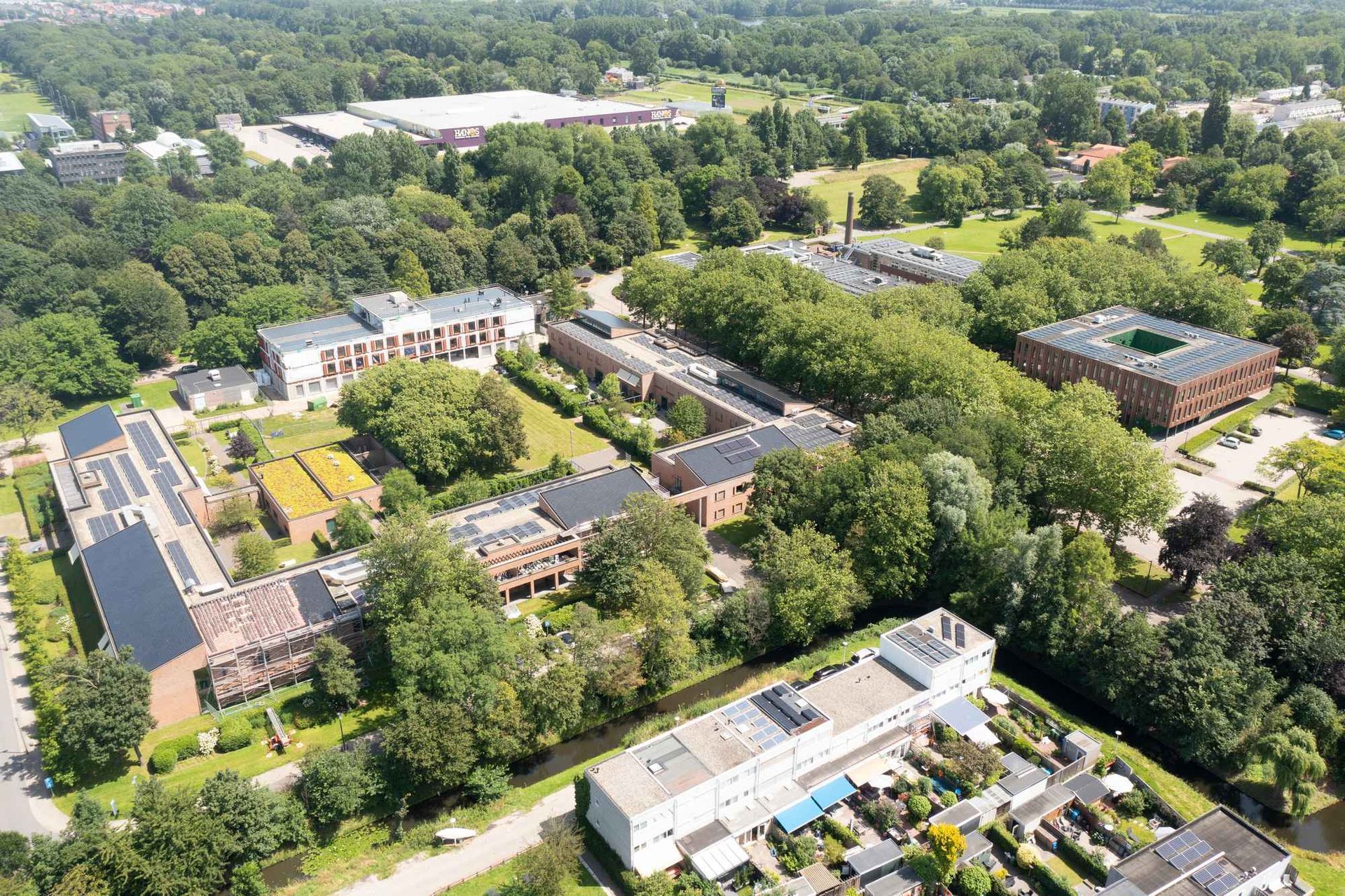 Een luchtfoto van een stad met veel gebouwen en bomen.